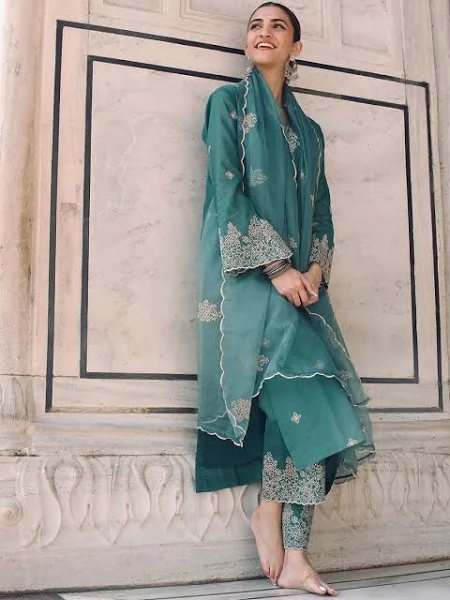 stylish kurtas for women in valanchery | modern kurtas for festive